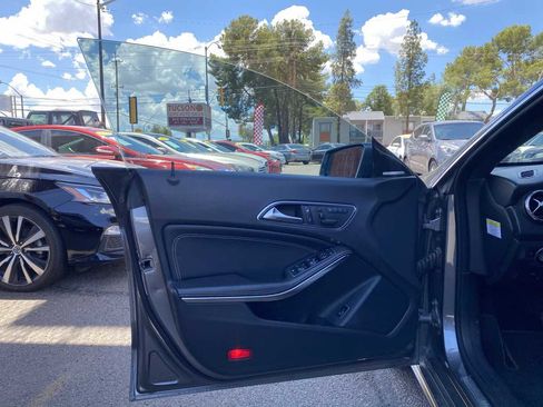 Used 2014 Mercedes-Benz CLA 250 image 31
