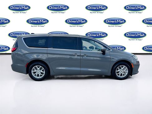 Used 2023 Chrysler Pacifica Touring-L FWD image 8