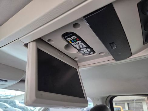 Used 2014 Chrysler Town & Country Touring w/ Driver Convenience Group image 39