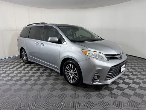 Used 2018 Toyota Sienna XLE w/ XLE Navigation Package FWD image 7