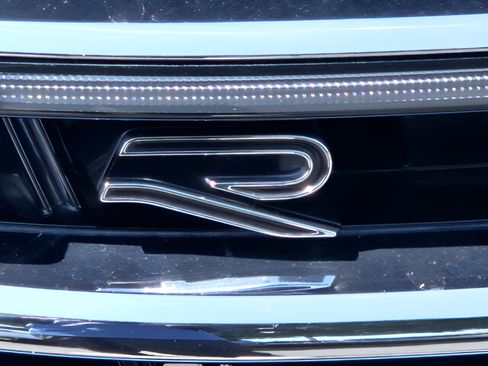 Certified 2024 Volkswagen Tiguan SEL R-Line AWD/4WD image 37
