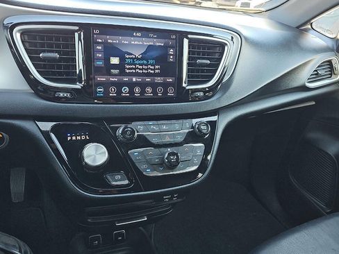 Used 2018 Chrysler Pacifica Touring-L w/ Advanced Safetytec Group FWD image 15