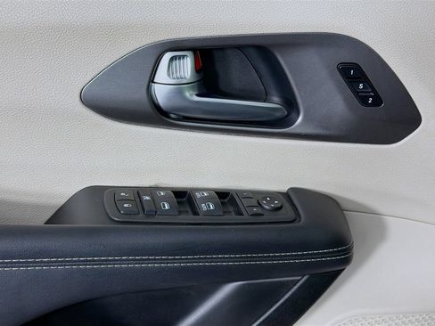 Used 2023 Chrysler Pacifica Touring-L FWD image 23