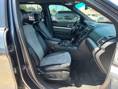 Used 2017 Ford Explorer XLT w/ Equipment Group 202A AWD/4WD image 12