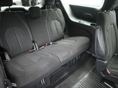 Used 2020 Chrysler Pacifica Touring w/ S Appearance Package FWD image 11