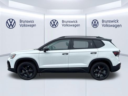New 2026 Volkswagen Taos SE image 3