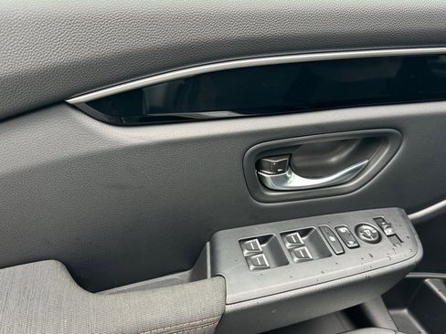 Used 2025 Honda Pilot Sport image 12