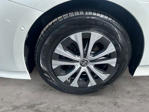 Certified 2022 Toyota Prius LE image 9