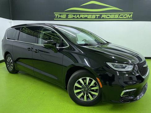 Used 2022 Chrysler Pacifica Touring-L w/ Uconnect Theater Family Group image 1