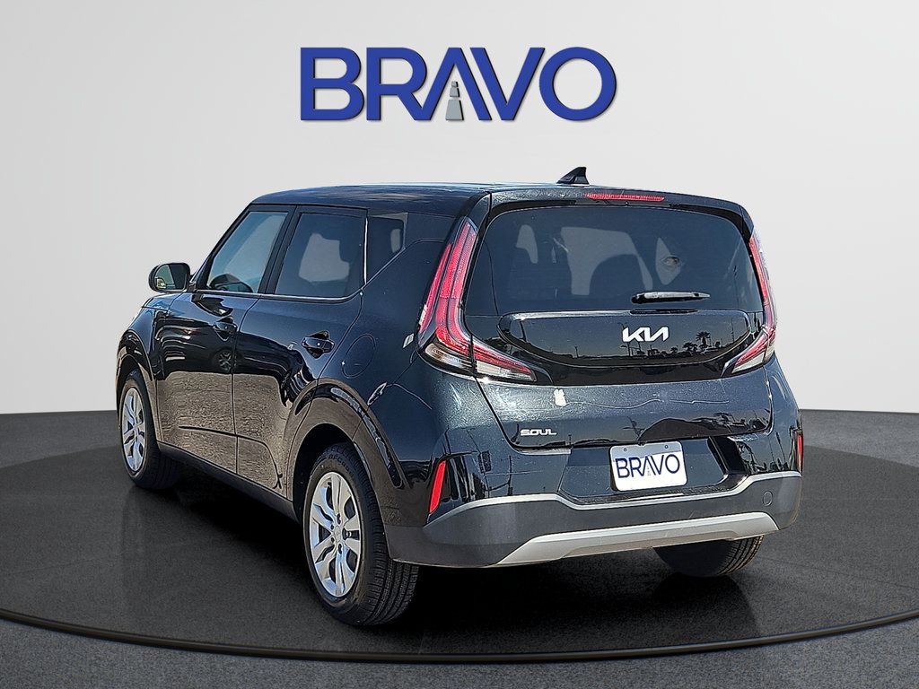 Used 2023 Kia Soul LX FWD image 3