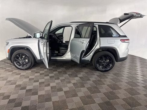 Used 2025 Jeep Grand Cherokee Altitude AWD/4WD image 9