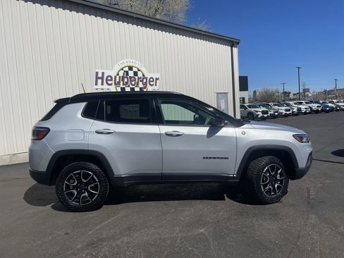 Used 2025 Jeep Compass Trailhawk AWD/4WD image 8