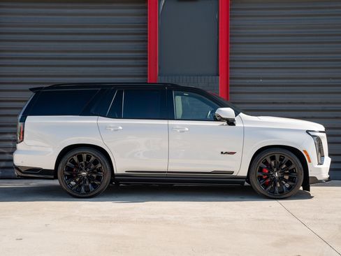 Used 2025 Cadillac Escalade V w/ LPO, ONYX Package image 11