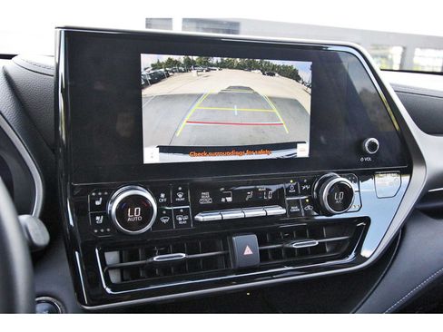 Used 2023 Toyota Highlander Limited FWD image 25