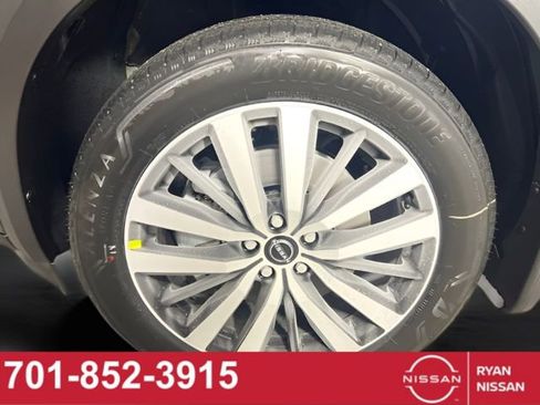 New 2025 Nissan Pathfinder Platinum image 14