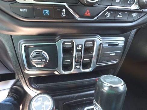 Used 2022 Jeep Wrangler Unlimited Sahara w/ Cold Weather Group AWD/4WD image 27