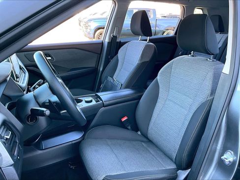 Used 2023 Nissan Rogue SV image 10