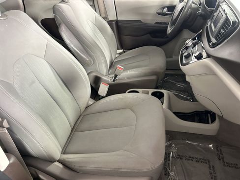 Used 2017 Chrysler Pacifica LX FWD image 25