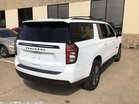 Used 2024 Chevrolet Suburban Z71 w/ Luxury Package image 5