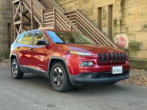 Used 2016 Jeep Cherokee Sport FWD image 2