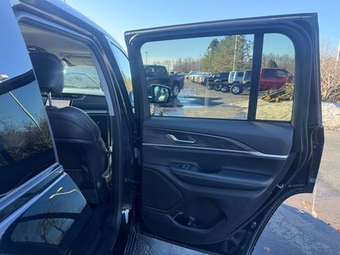 Used 2023 Jeep Grand Cherokee Limited image 21