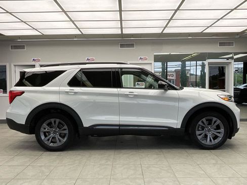 Used 2023 Ford Explorer XLT w/ Equipment Group 202A AWD/4WD image 4