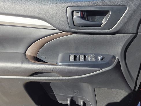 Used 2017 Toyota Highlander LE image 17