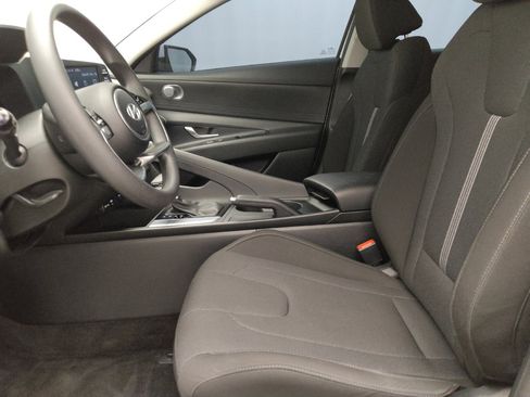Used 2025 Hyundai Elantra SE FWD image 17