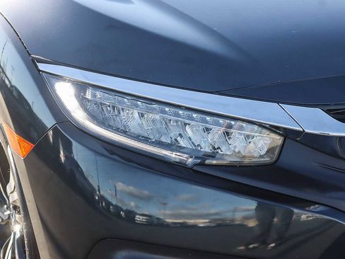 Used 2018 Honda Civic Touring image 6