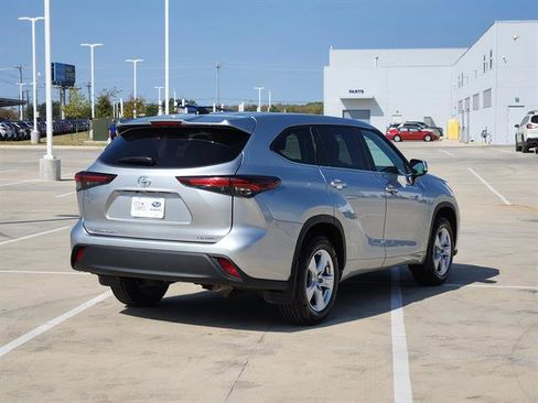 Used 2024 Toyota Highlander LE image 4