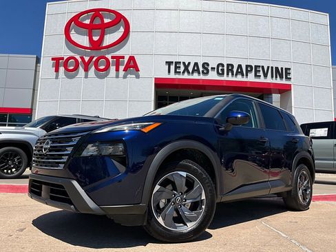 Used 2025 Nissan Rogue SV image 2