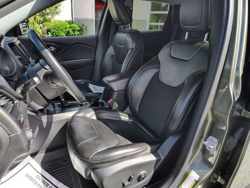 Used 2019 Jeep Cherokee Latitude Plus w/ Cold Weather Group AWD/4WD image 11