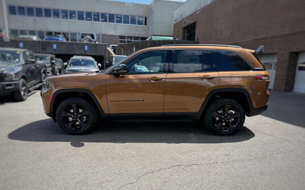 New 2026 Jeep Grand Cherokee Limited w/ Limited Altitude Package AWD/4WD image 14