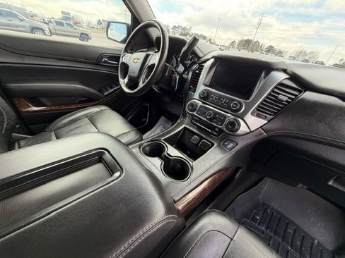 Used 2017 Chevrolet Suburban LT image 8