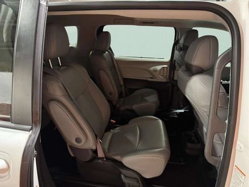 Used 2022 Toyota Sienna XLE FWD image 29