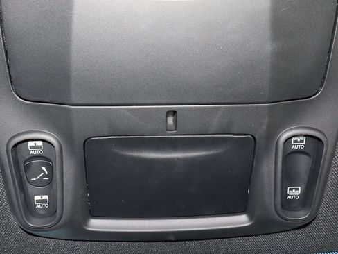 Used 2025 Chrysler Pacifica Limited image 31