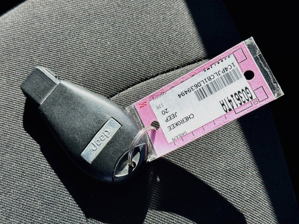 Used 2020 Jeep Cherokee Latitude FWD image 34