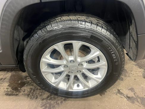 Used 2020 Jeep Cherokee Latitude AWD/4WD image 10