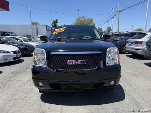 Used 2007 GMC Yukon XL SLT w/ SLT Preferred Equipment Group AWD/4WD image 2