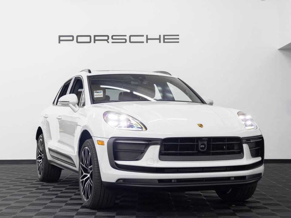 Certified 2026 Porsche Macan AWD/4WD image 2