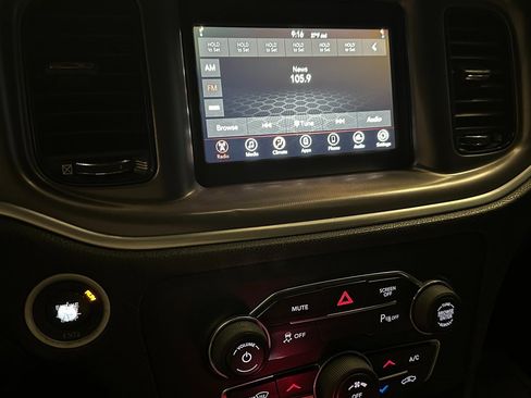 Used 2020 Dodge Charger SXT w/ Blacktop Package image 11