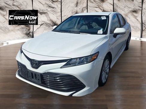 Used 2018 Toyota Camry LE image 3