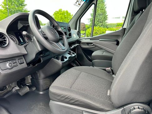 Used 2024 Mercedes-Benz Sprinter 2500 image 9