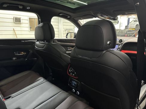 Used 2020 Bentley Bentayga AWD/4WD image 31
