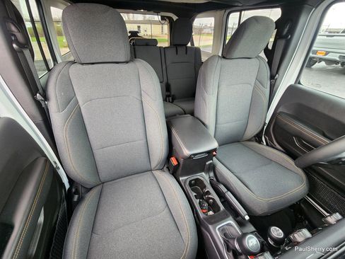 Used 2025 Jeep Wrangler Sahara image 28