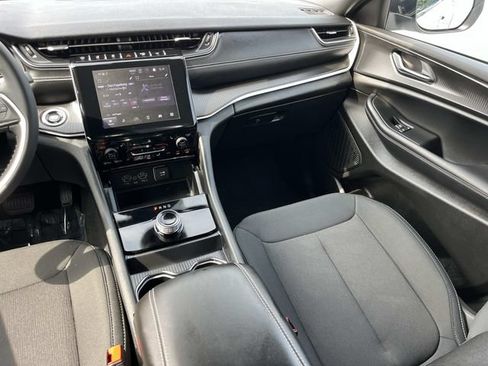 Used 2025 Jeep Grand Cherokee Laredo w/ Luxury Tech Group I RWD image 16