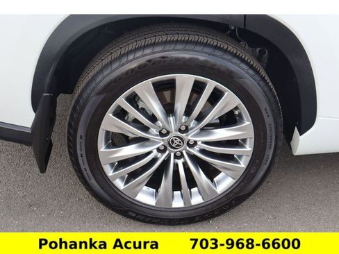 Used 2025 Toyota Highlander Platinum AWD/4WD image 38