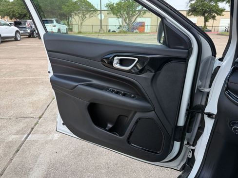 Used 2025 Jeep Compass Trailhawk AWD/4WD image 18