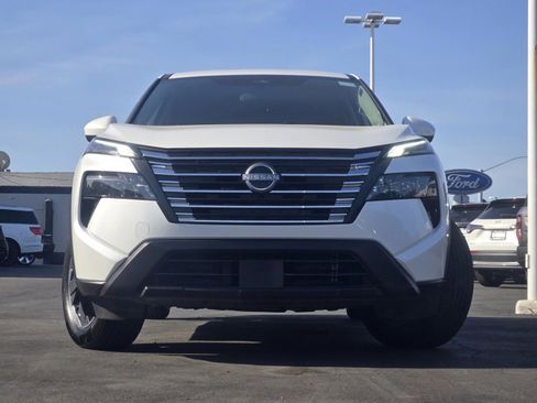 Used 2025 Nissan Rogue SV FWD image 2