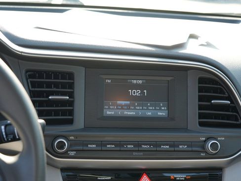 Used 2020 Hyundai Elantra SE FWD image 22